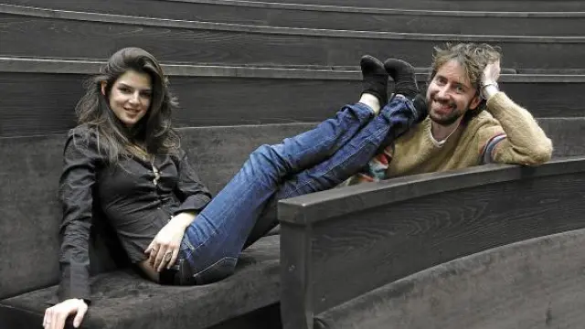 Clara Lago y Daniel Sánchez Arévalo posaron así de divertidos en el Paraninfo de Zaragoza.