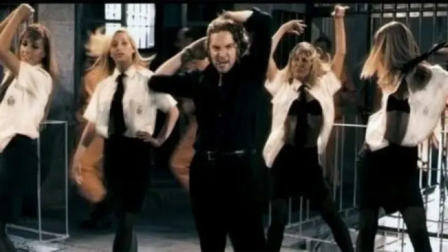 Una imagen del videoclip 'Letal Crisis', interpretado por Bisbal para 'Torrente 4'