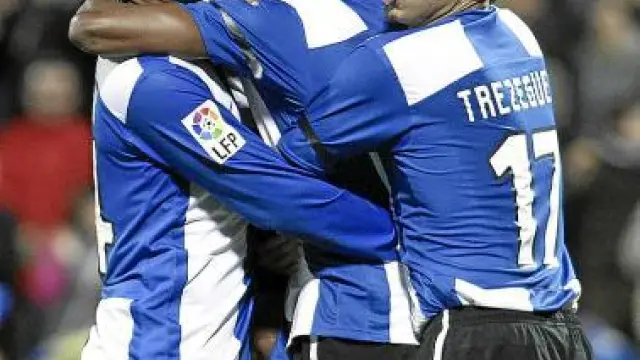 El ex zaragocista Abel Aguilar, Nelson Valdez y Trezeguet se abrazan con Thomert tras un gol anotado hace un mes al Atlético de Madrid.