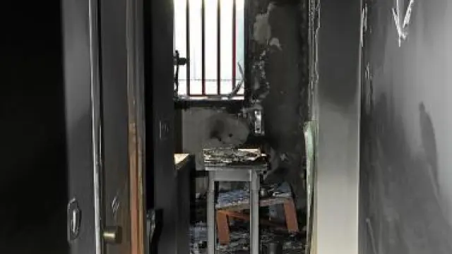 El fuego y el humo destrozaron el interior del apartamento.