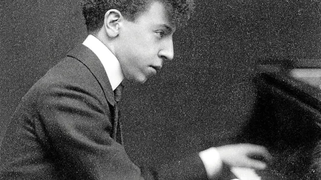 Retrato de Arthur Rubinstein al piano en 1906