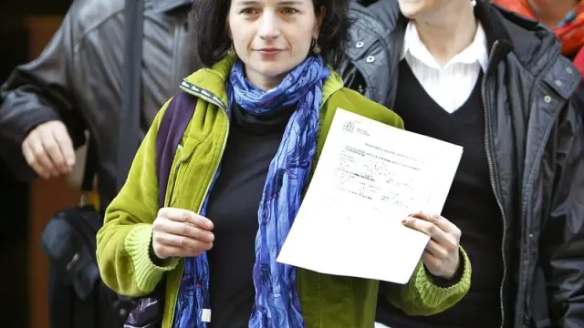 Maider Etxebarria, secretaria general de Sortu, muestra la solicitud de inscripción en la puerta del Ministerio del Interior