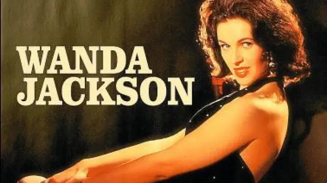 Wanda Jackson en una atractiva imagen de sus tiempos jóvenes