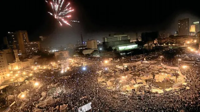 Cientos de miles de egipcios celebran en la plaza de Tahrir la marcha de Hosni Mubarak.