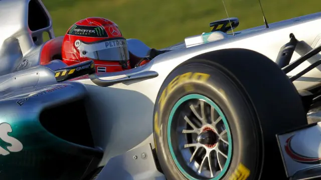 Michael Schumacher rueda con su Mercedes en el circuito de Jerez