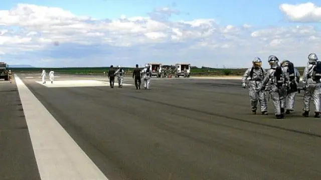 Los equipos desplazados desde Estados Unidos durante uno de los simulacros realizados en la Base Aérea de Zaragoza antes de un lanzamiento.