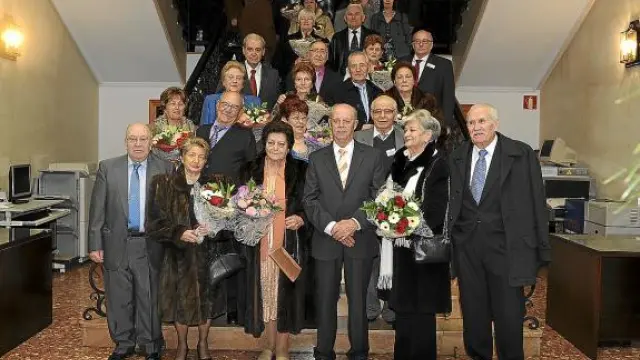 Algunos de los matrimonios galardonados, en la escalinata del Ayuntamiento de Teruel.