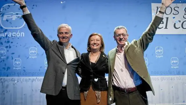 El candidato Eloy Suárez con Luisa Fernanda Rudi y Alberto Ruiz Gallardón, ayer.