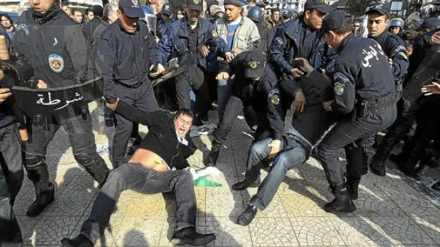 La policía se empleó con dureza contra los argelinos que exigían la marcha de Bouteflika.