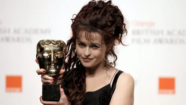 La actriz Helena Bonham Carter posa tras ganar el premio por la categoría mejor actriz secundaria