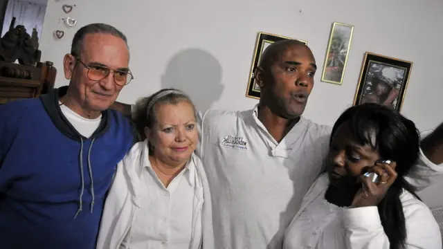 Los disidentes cubanos Héctor Maseda y Ángel Juan Moya, junto a sus esposas, hoy en La Habana