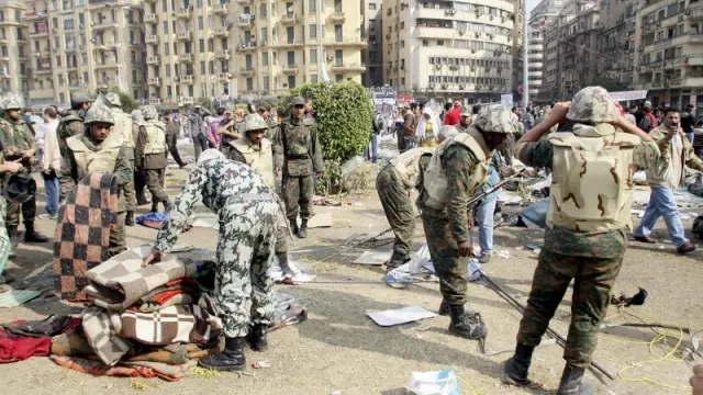Los soldados desmontan las carpas en la plaza Tahrir,