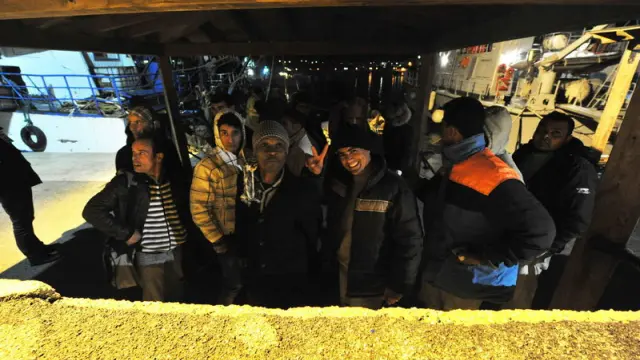 Imigrantes tunecinos, anoche, a su llegada a Lampedusa