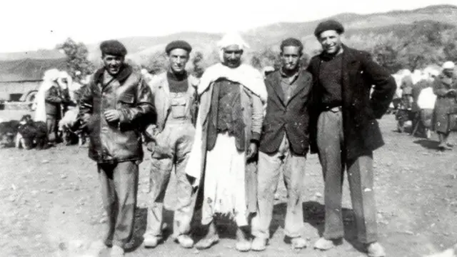 Antonio Alegre, de Pomar de Cinca, Huesca (primero por la derecha), durante su estancia en Argelia.