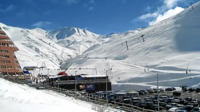 La nieve tiñó de blanco el Pirineo. Este es el aspecto que presentaba Astún ayer por la mañana.