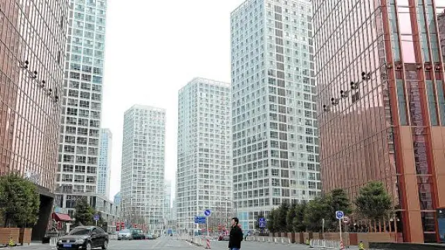 Un ciudadano camina en una de las nuevas zonas de apartamentos de Pekín, la capital.