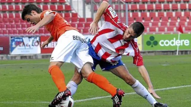 Galán intenta marcharse de un jugador del Girona en el partido de la primera vuelta en Montilivi.