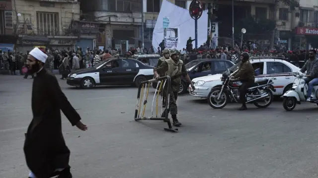 Unos soldados retiran unas barricadas situadas durante las protestas de las pasadas semanas