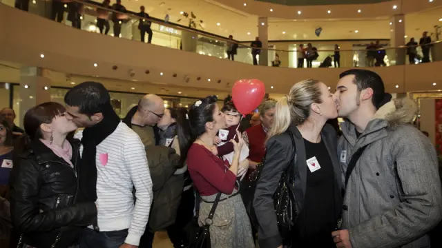 Varias parejas se besan durante la 'besada colectiva'