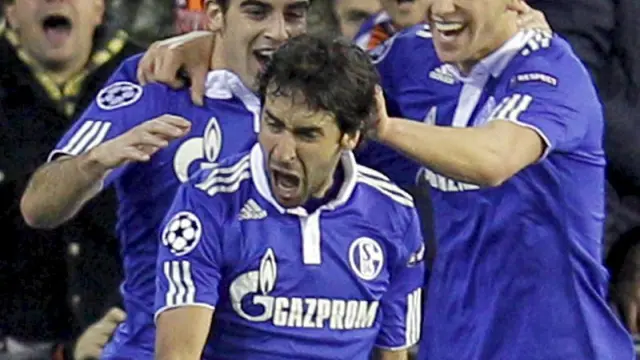 Raúl celebra su gol en Mestalla junto a sus compañeros del Schalke 04