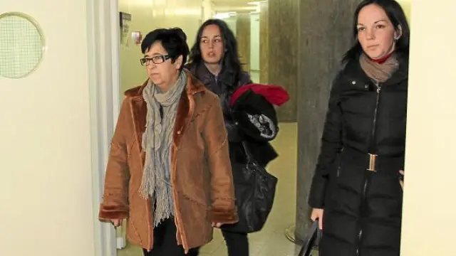 Griselda Moret, con abrigo marrón, saliendo de los juzgados de Lérida con su abogada -derecha-.