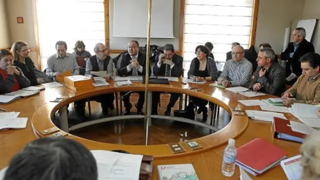 Sindicatos y representantes del Gobierno de Aragón en la reunión de la Mesa Sectorial de Educación.