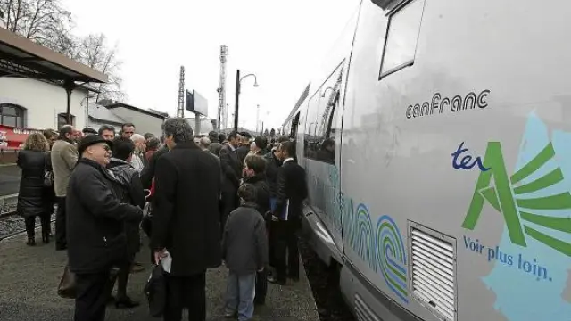 Defensores de la reapertura de la línea y autoridades asistieron al 'bautizo' del tren 'Canfranc'.