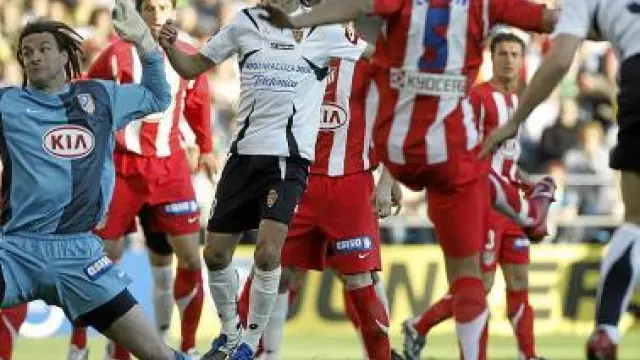 Leo Franco, peinado con rastas, encaja un gol en La Romareda en presencia de Aimar y Sergio García.