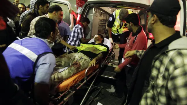 Un manifestante es evacuado al hospital den Manama.
