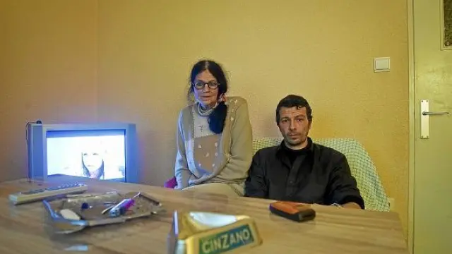 Antonio Campos y su madre, María Sanjusto, en el comedor de la vivienda donde residen.