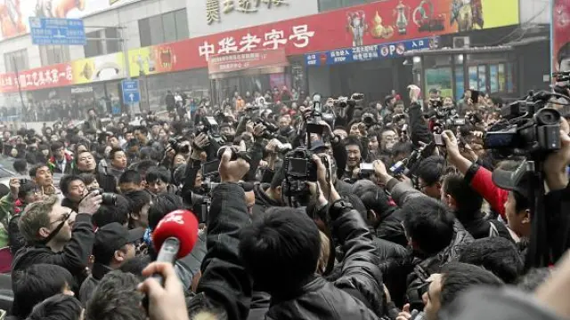 Varios decenas de personas se concentran en una céntrica calle de Pekín, ayer.