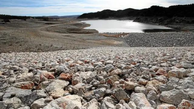 La presa de Lechago está prácticamente terminada y ya almacena una pequeña cantidad de agua.