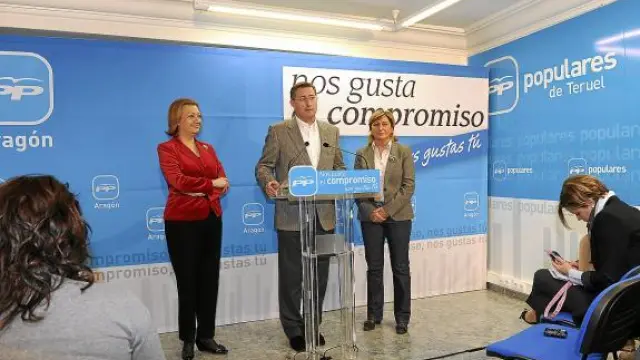 Manuel Blasco, entre Rudi -a la izquierda- y Pobo, ayer en su presentación como candidato.
