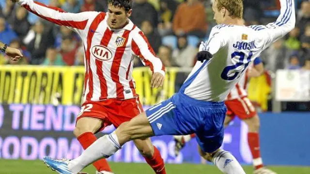 Jarosik se dispone a recuperarle un balón a Koke, futbolista del Atlético de Madrid.