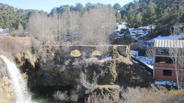 A la izquierda, la cascada. A la derecha, las obras del hotel rural