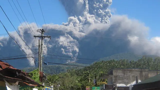 Nube de cenizas de la erupción de Bulusan, en Filipinas.