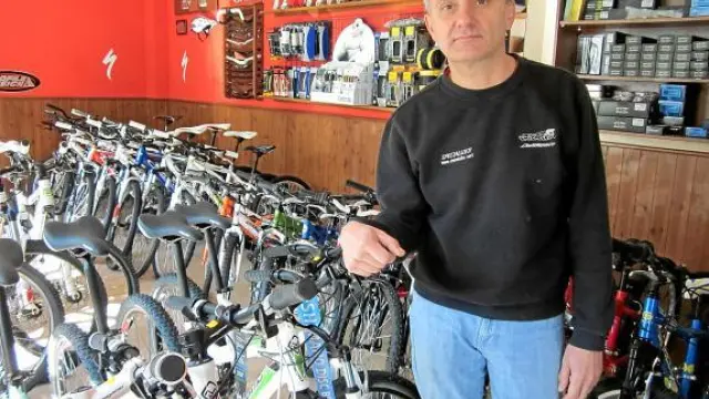 Guillermo Gómez, responsable de la tienda-taller de Unión Bike en Alcañiz.