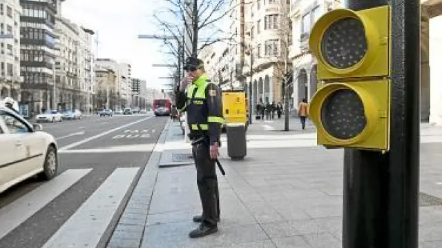 La Policía Local desplegará una campaña contra las distracciones al volante