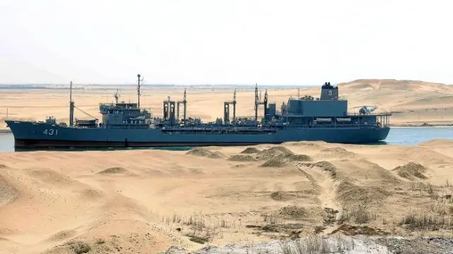 Un barco de guerra iraní navega por el canal de Suez en Ismailia (Egipto), tras conseguir los permisos del Ministerio de Defensa egipcio.