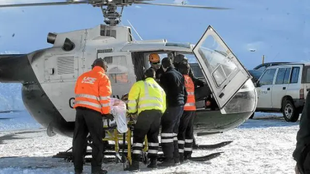 El helicóptero de la Guardia Civil evacúa, el día del accidente, a una de las víctimas hasta una UVI móvil.