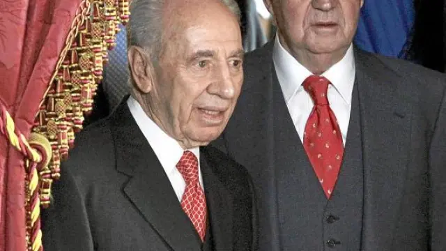 El Rey y el presidente Simón Peres, antes del almuerzo ofrecido ayer en el Palacio Real.