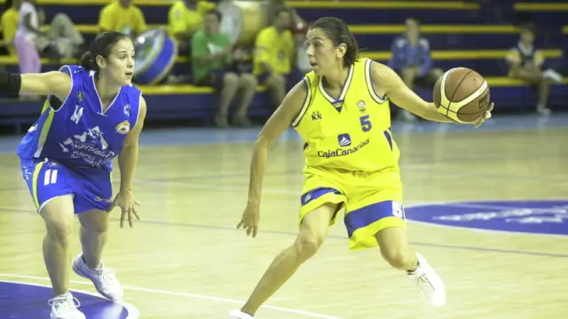 Pilar Valero durante un partido con el Cajacanarias.