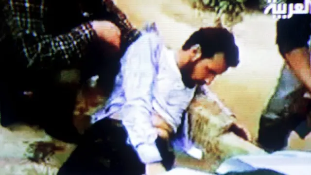 Captura de la Televisón Al Arabiya que muestra un herido libio durante las protesas.