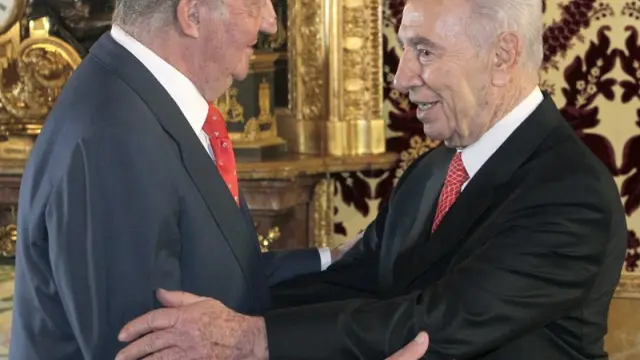 El Rey saluda al presidente de Israel durante el almuerzo ofrecido en el Palacio Real.