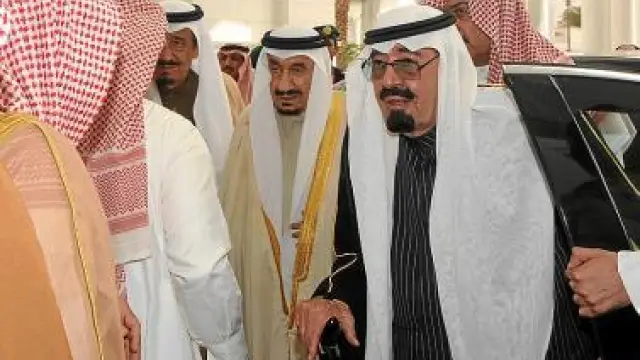 El octogenario rey saudí llega a su palacio de Riad, ayer.