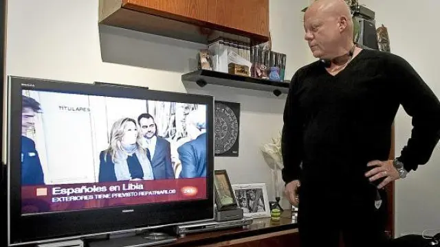 Mario Sanz contempla las noticias sobre Libia, ayer en su casa en Zaragoza.