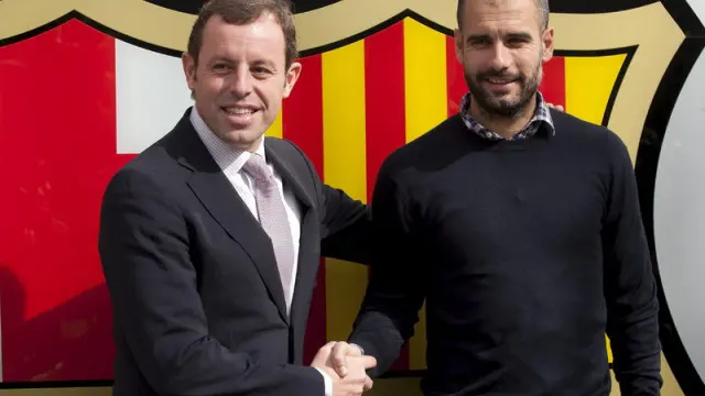 Guardiola y Rosell se estrechan la mano tras la firma del nuevo contrato del entrenador del Barça