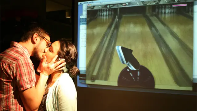 Dos personas jugando a 'Kiss Controller'