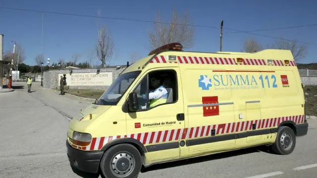 Una ambulanlancia traslada a uno de los heridos