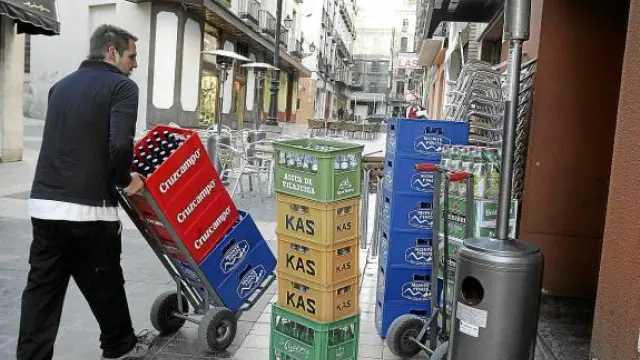 Un empleado de Distribuciones Fuertes repartiendo bebidas en la calle de Padre Huesca.